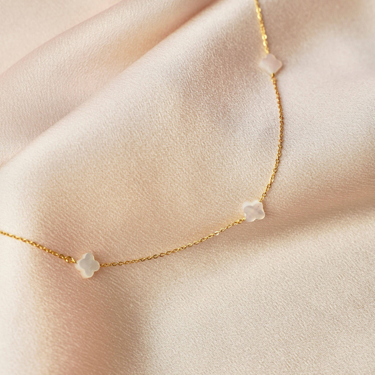 Ketting met parelmoer klavertjes