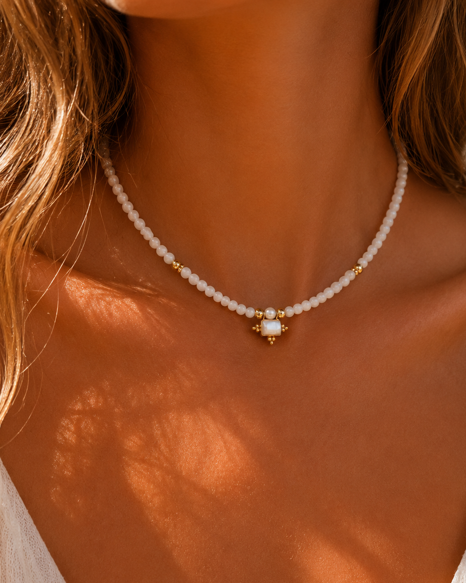 Ketting met maansteenparels en hanger van parelmoer