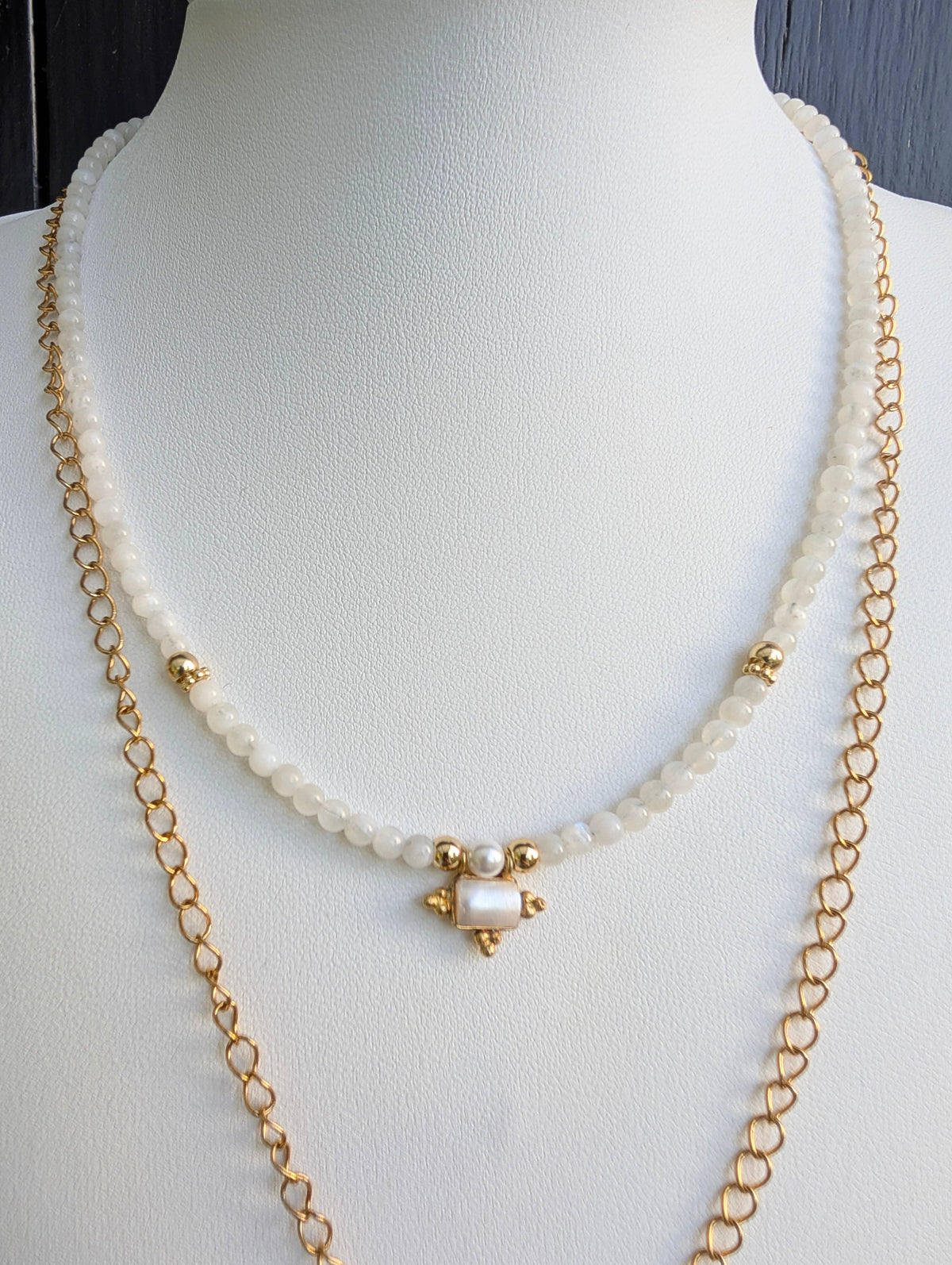 Ketting met maansteenparels en hanger van parelmoer