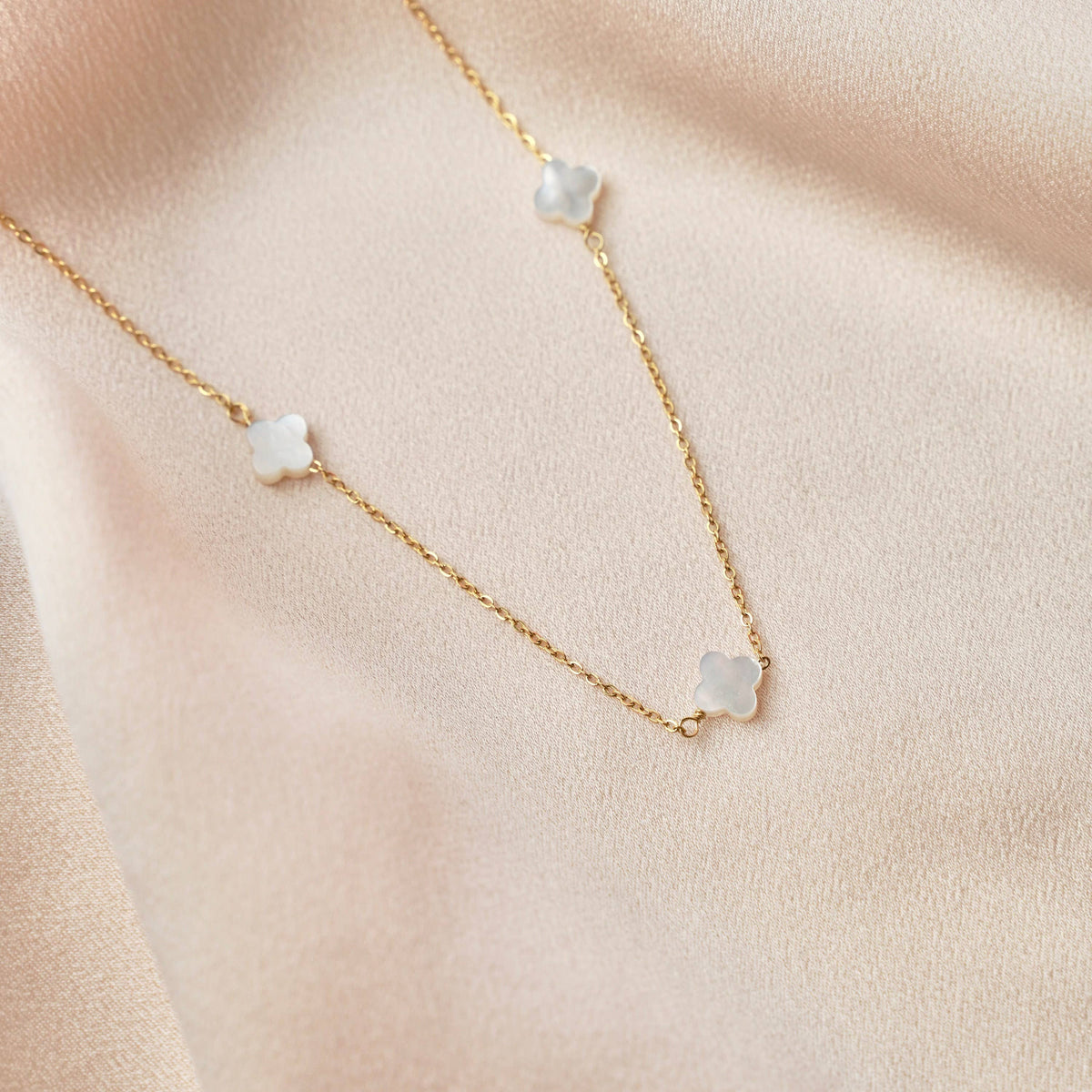 Ketting met parelmoer klavertjes
