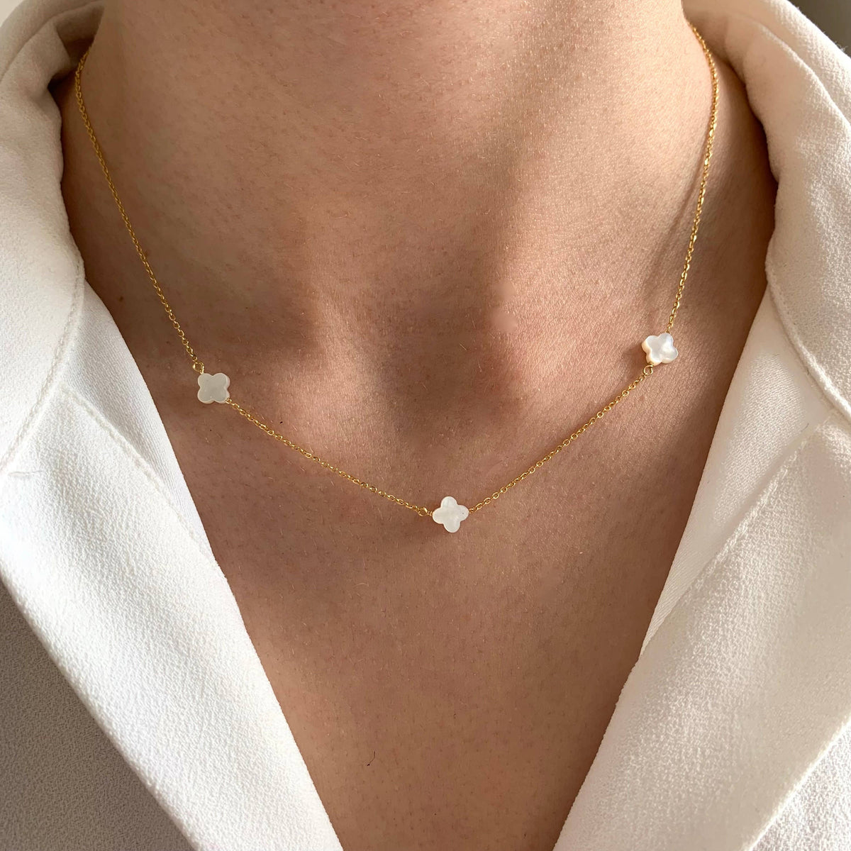 Ketting met parelmoer klavertjes