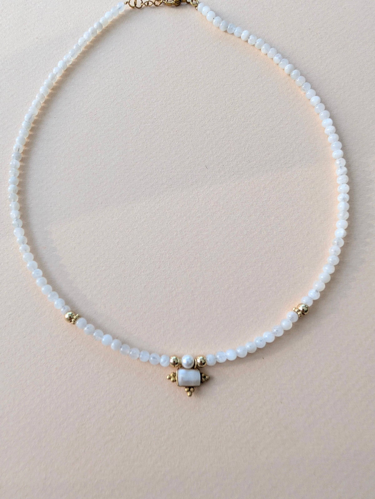 Ketting met maansteenparels en hanger van parelmoer
