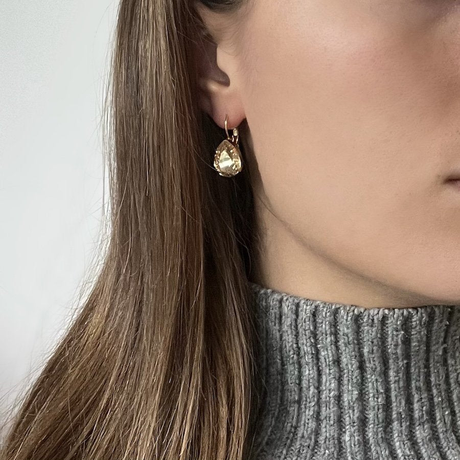 Gouden oorbellen met druppelvormige kristallen
