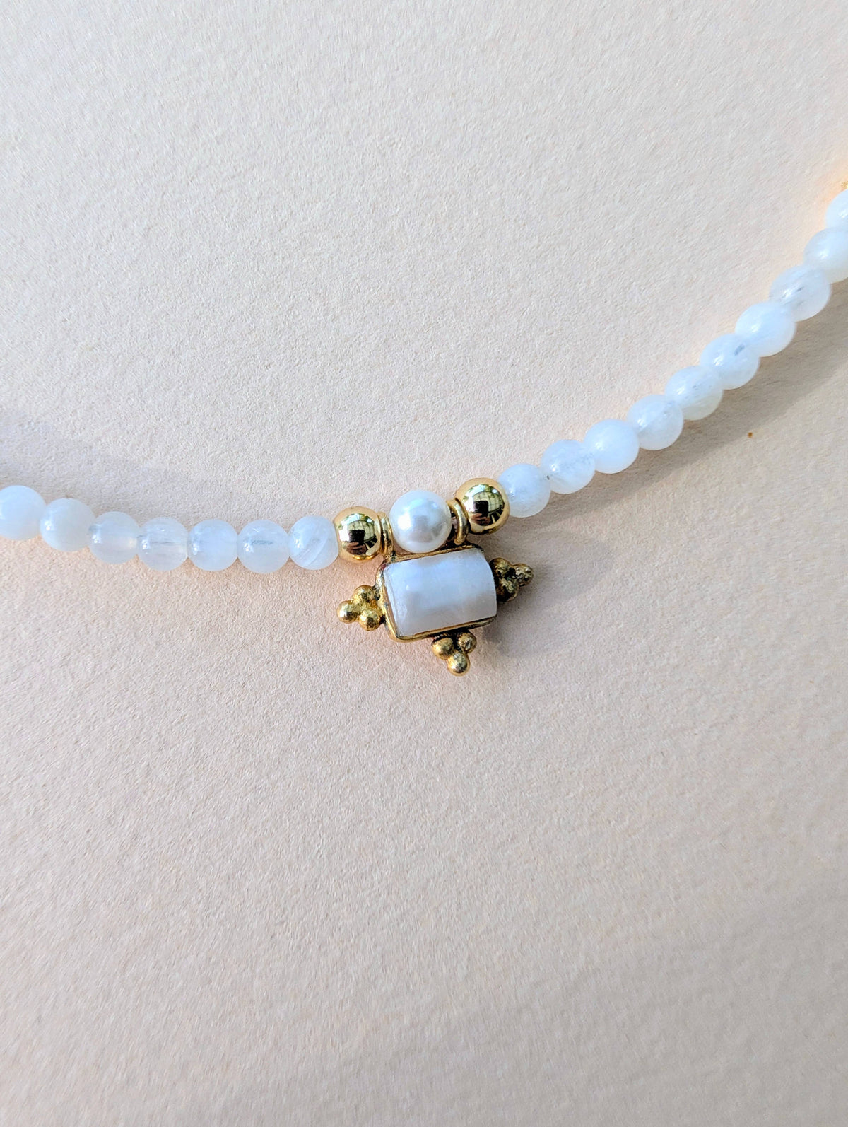 Ketting met maansteenparels en hanger van parelmoer
