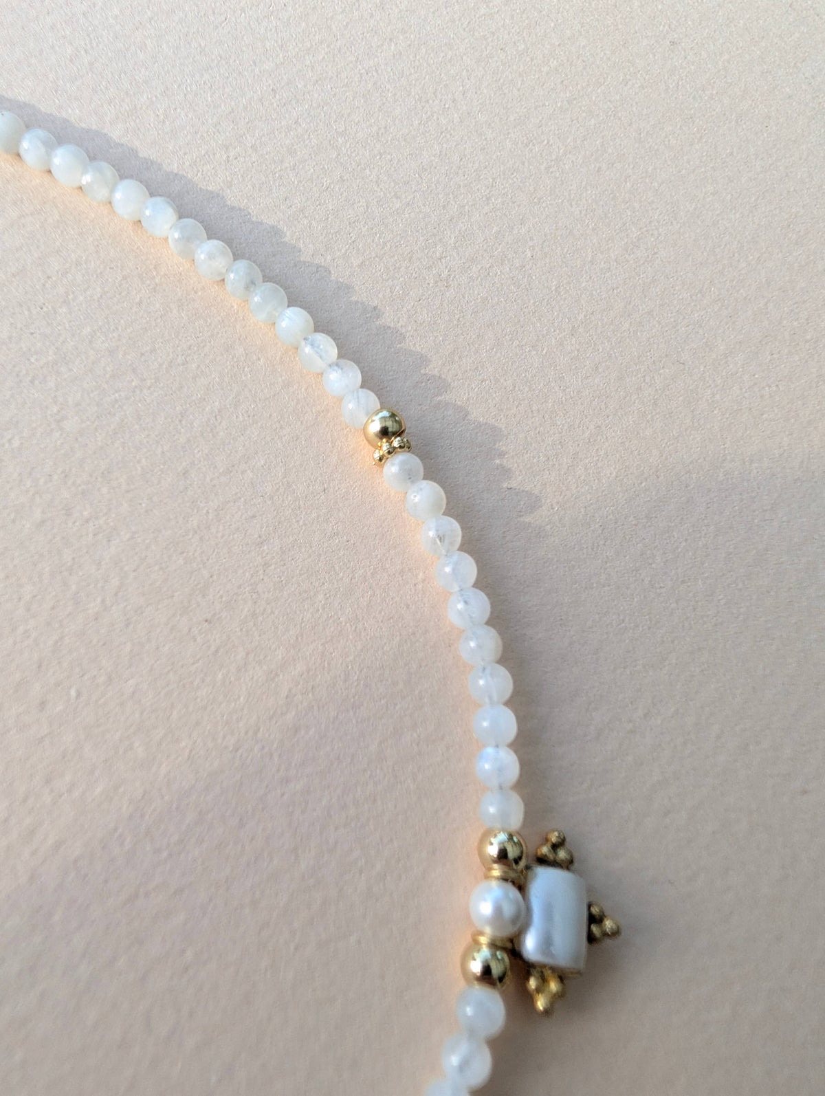 Ketting met maansteenparels en hanger van parelmoer